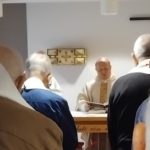 El arzobispo de Santiago visita a los sacerdotes mayores y les invita a vivir la fraternidad como don y tarea