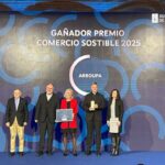 Arroupa Moda Re-, impulsada por Cáritas Diocesana de Santiago, recibe el Premio Comercio Sostible Galego 2025