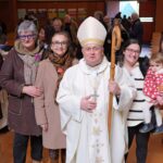 El arzobispo preside en Teo la celebración diocesana de la Sagrada Familia y llama a “cuidar, acoger y acompañar la vida”