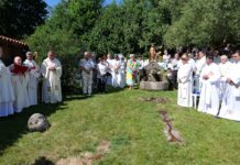 Raiña abre una nueva etapa al servicio de la Iglesia compostelana con la bendición de su Casa de Oración