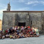 Jóvenes peregrinos hacen el Camino de Santiago a Orixe desde Corrubedo