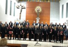 La Coral Follas Novas rinde homenaje a Severino Suárez Blanco, vicario de A Coruña, en la parroquia del Pilar